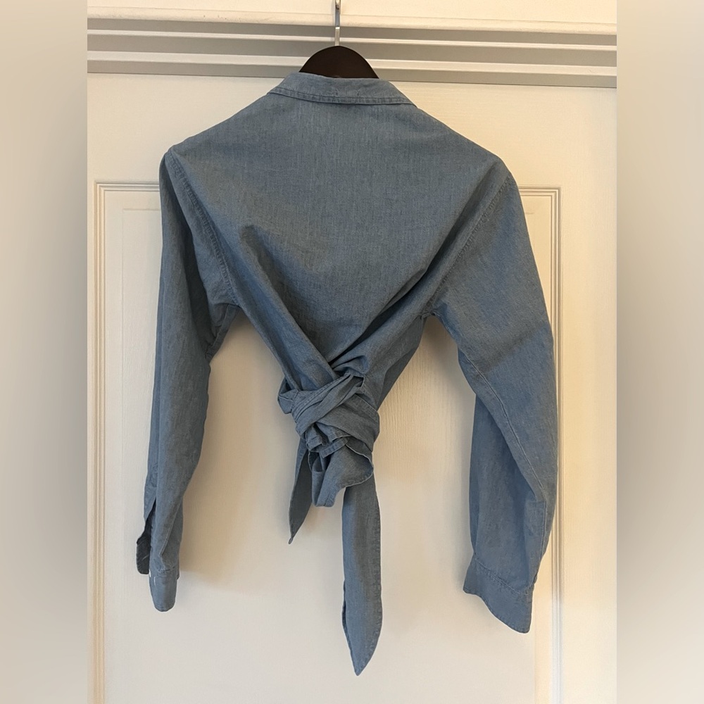 Lightweight chambray Faconnable women’s wrap shirt
Size M excellent condition - Picture 2 of 3